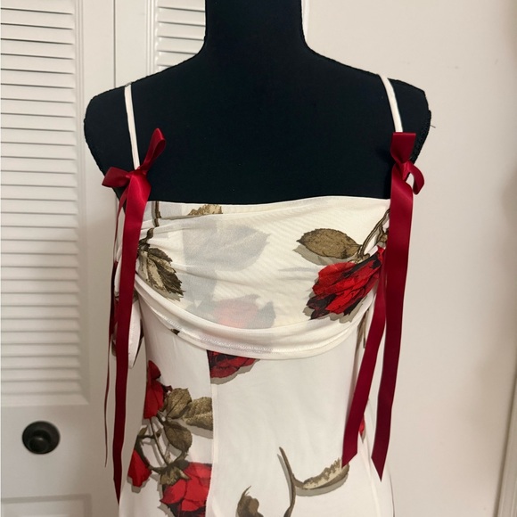 Elegant Floral Dress with Red Accents - Picture 2 of 6